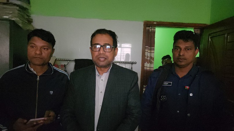 চাঁপাইনবাবঞ্জে প্রতারককে আটকে পুলিশে দিল গ্রাহকরা